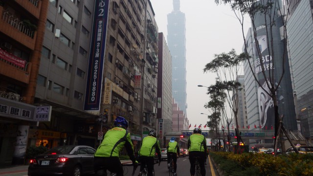 3:18 pm. 信義區附近。
